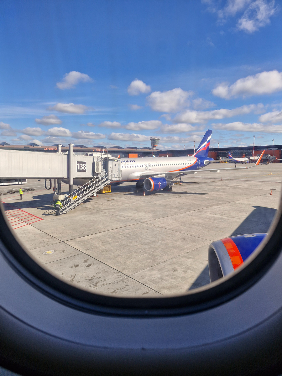 Сидим в самолёте, пока его чинят 😱