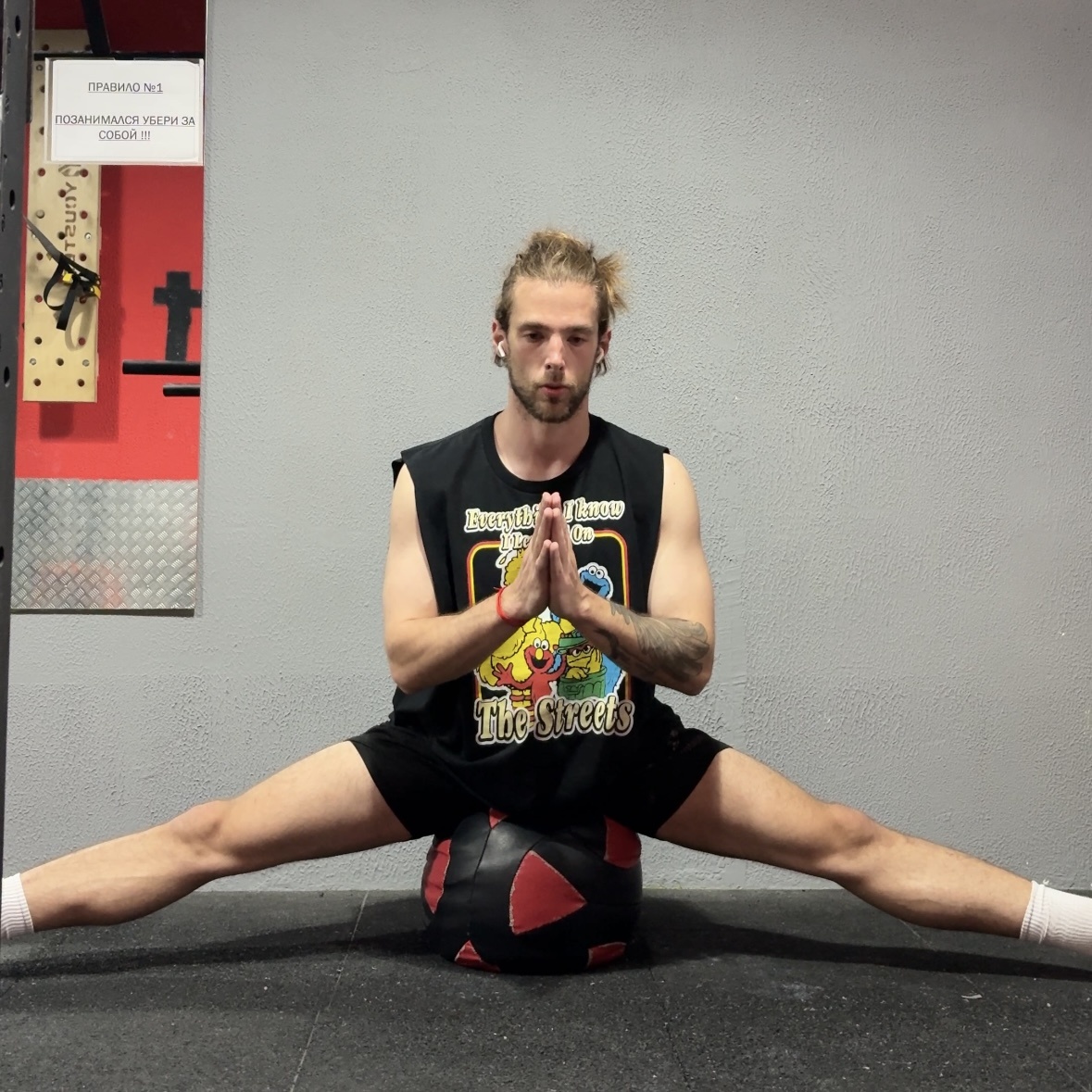 Это то, что чаще всего представляют, когда говорят о пассивной растяжке. Сила притяжения или партнер давит на тело