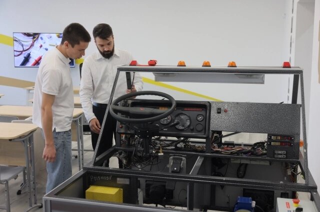    По словам губернатора, только хорошего ремонта и новых приборов недостаточно — работодатели и студенты должны совместно менять качество образования. Фото: Правительство Красноярского края