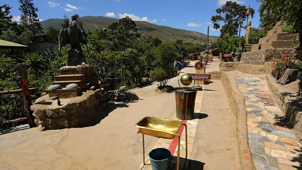 Настоящая линий экватора в музее Итиньян Эквадора