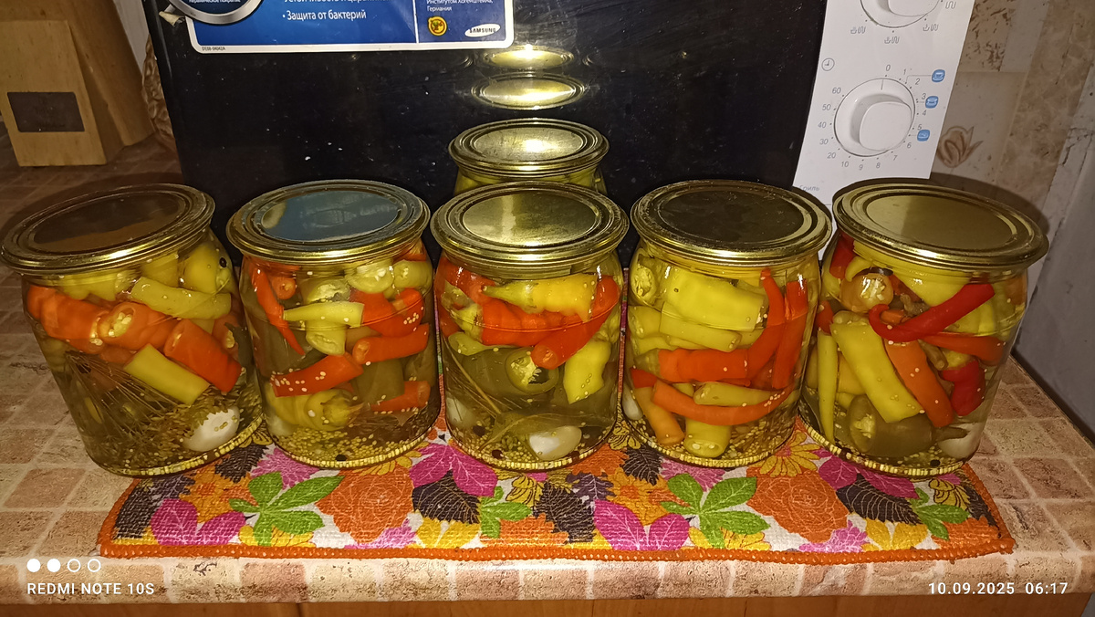 Маринованные острые перцы на зиму. Фото автора.