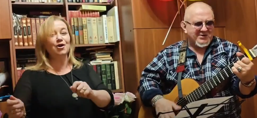 В процессе исполнения переделки песни "Розовые розы" (О. Кузнецова, В. Степанов). Ссылка на видео ниже.