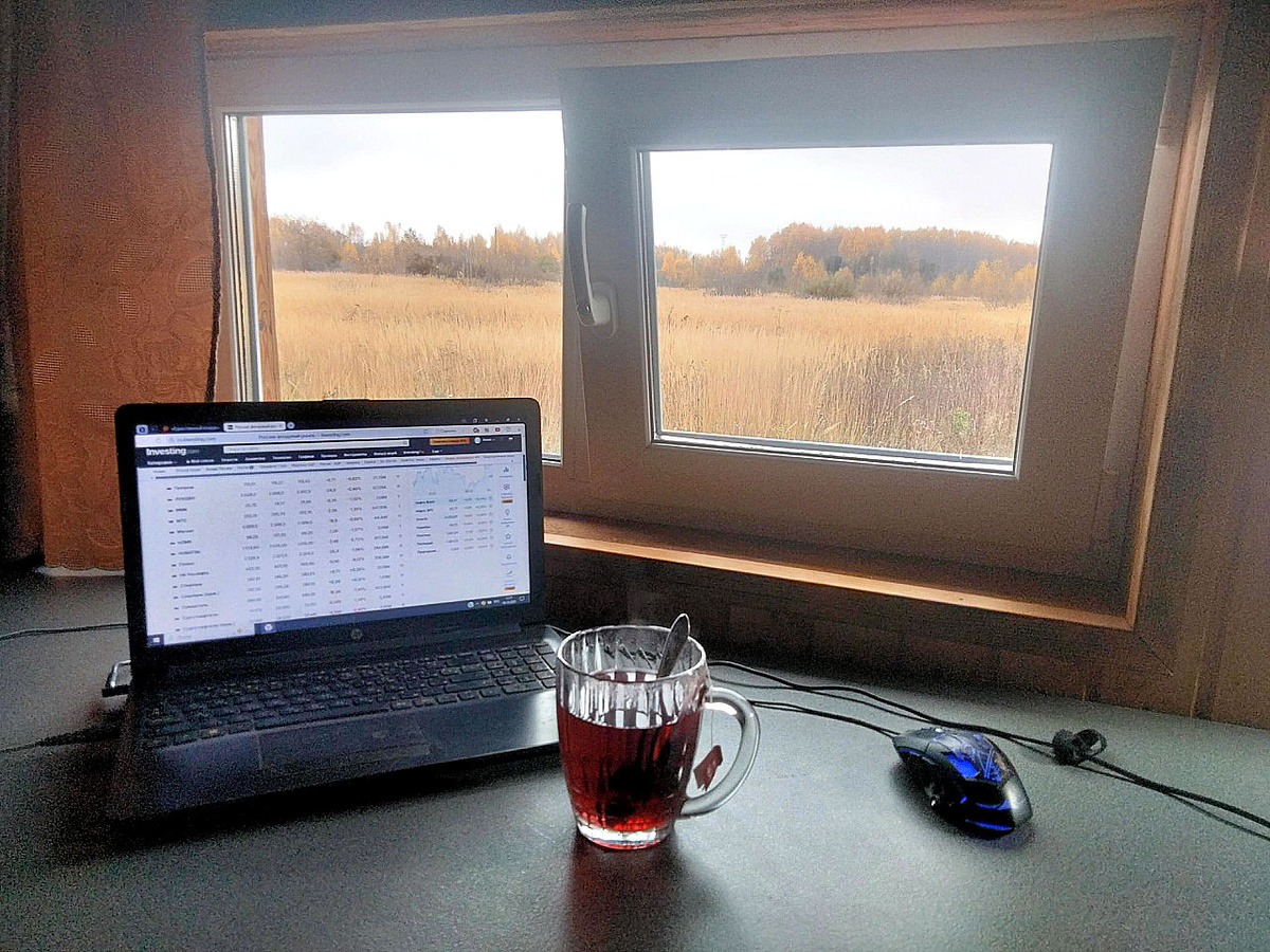 С кружкой чая у окна.