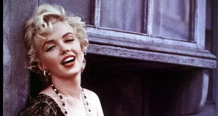 Согласно одной из теорий, за Монро шпионила мафия.