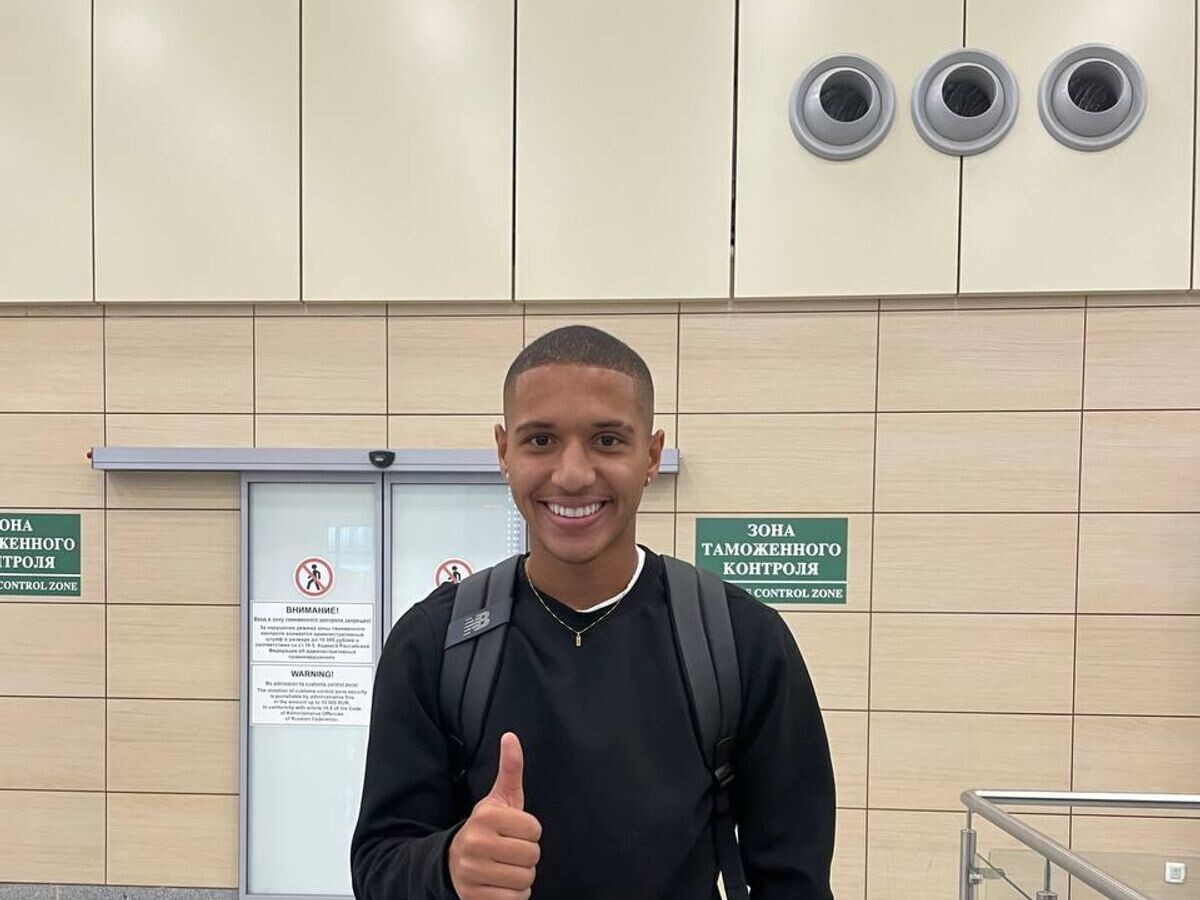    Футболист бразильского "Сан-Паулу" Энрике Кармо © РИА Новости / Светлана Бонопартова