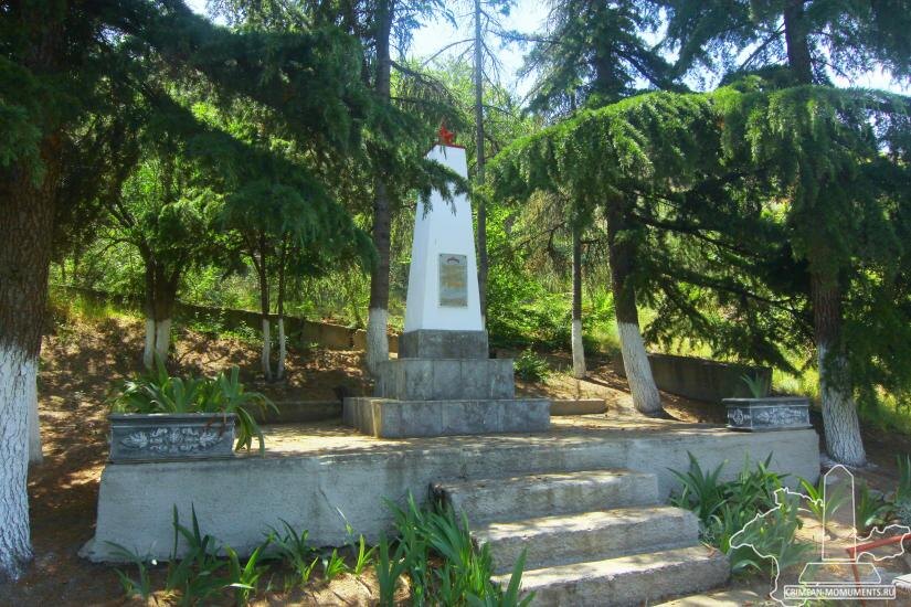 Здесь похоронены 6сть советских воинов и партизан, погибших при освобождении г. Алушты

от немецко-фашистских захватчиков в апреле 1944 года. Вечная слава воинам-освободителям!