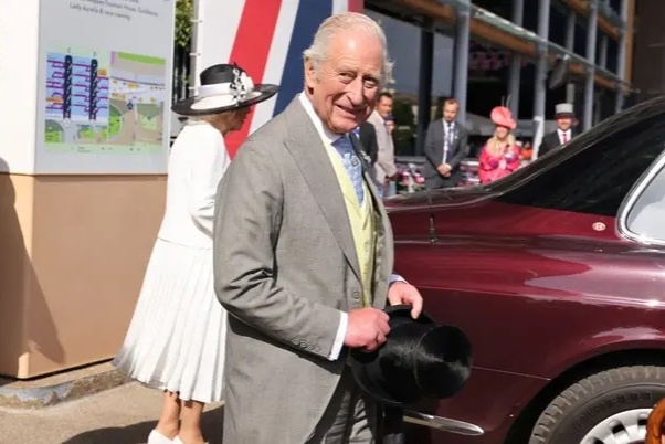 Беседуя с Жаклин Пейдж, он пошутил о старении.