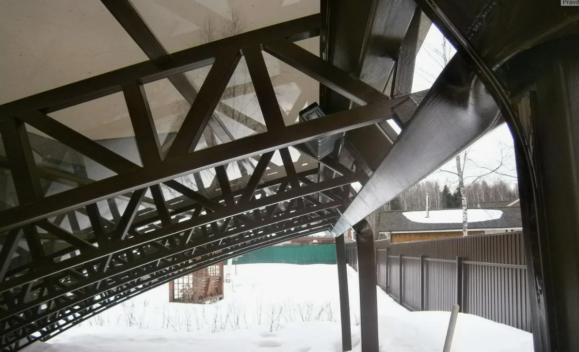 Упавший от снега навес