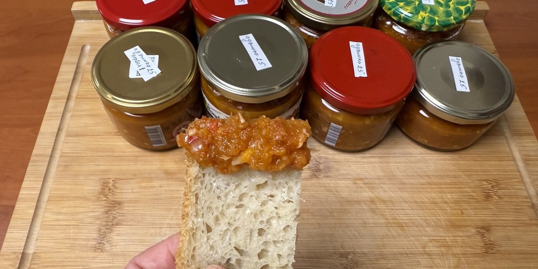 Аджика на зиму из томатов, яблок, моркови и перца