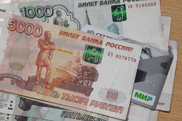 Переводы от 15 тысяч рублей теперь требуют паспорт: что ещё изменилось в банковских правилах