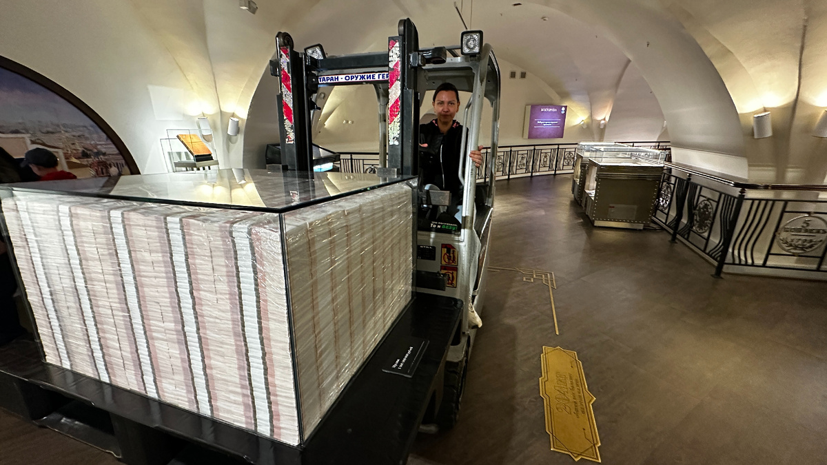 Чтобы вы поонимали - вот так выглядит миллиард рублей в 5000 купюрах. 