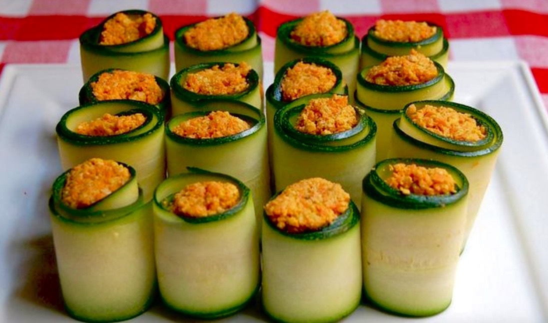 Рулетики из цукини с овощной начинкой.
