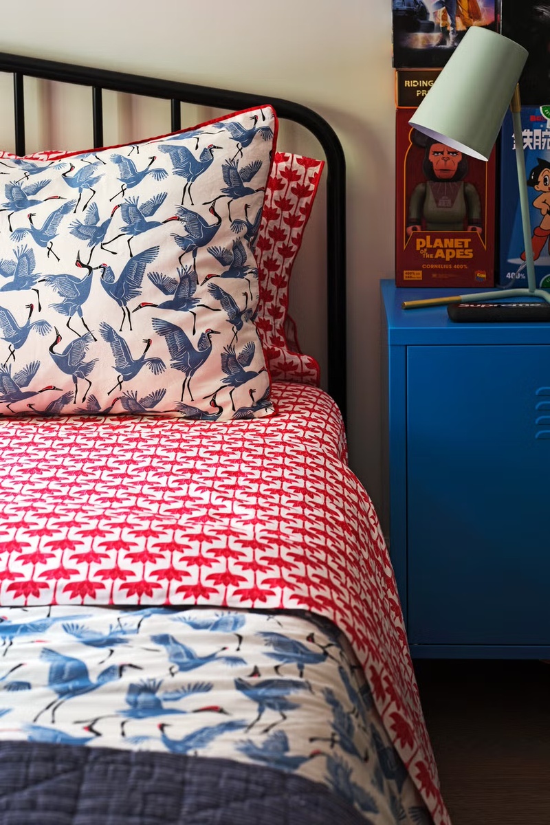 Игра цвета в спальне