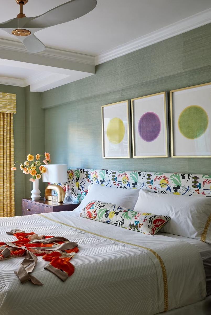 Игра цвета в спальне