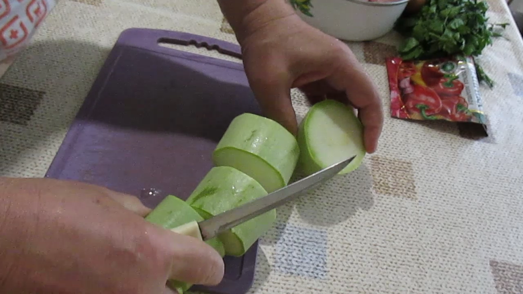 Нарезаю кабачки.