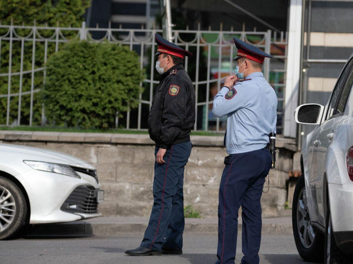    Сотрудники правоохранительных органов Казахстана на месте стрельбы в Алма-Ате© Sputnik / Тимур Батыршин