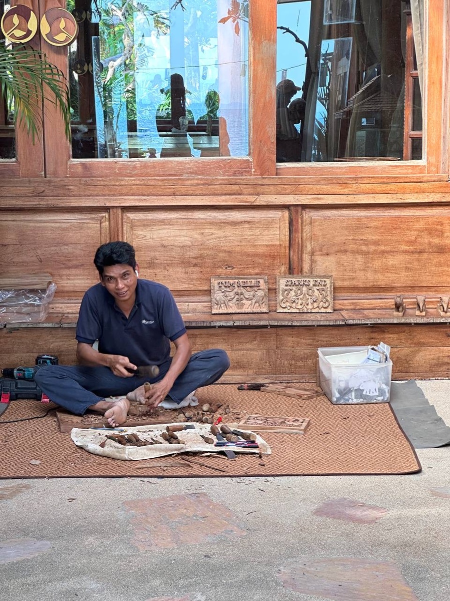 Резчик по дереву изготавливает из тика картину с национальными сюжетами