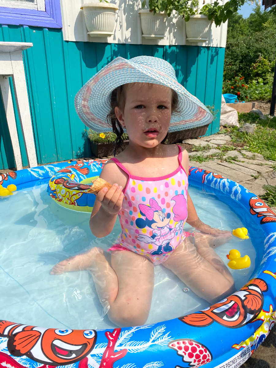 Марьяша в надувном бассейне с эскимо в руках. Фото автора.