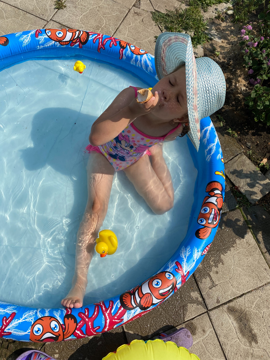 Марьяша в бассейне. Фото автора.