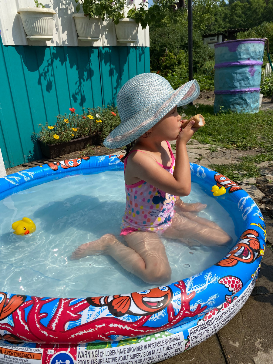 Марьяша в бассейне. Фото автора.