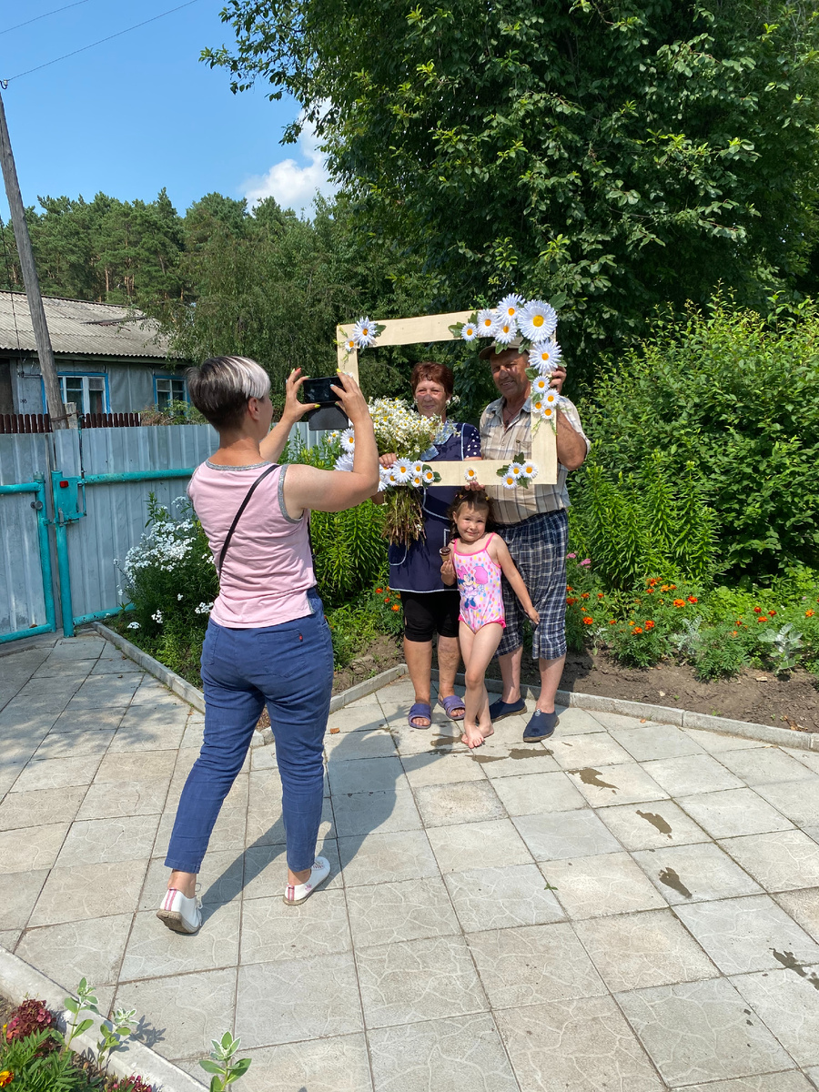 Фото на память со следами от мокрых ножек. Фото автора.