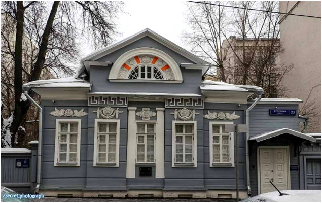 Классика деревянного ампира – дом коллежского советника Гавриила Александровича Палибина, сотрудника Московской Межевой канцелярии. Фото - https://dzen.ru/a/Zcw5RAlgaiwIm9hH