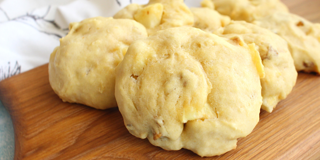 Быстрое печенье с яблоками, орехами и изюмом