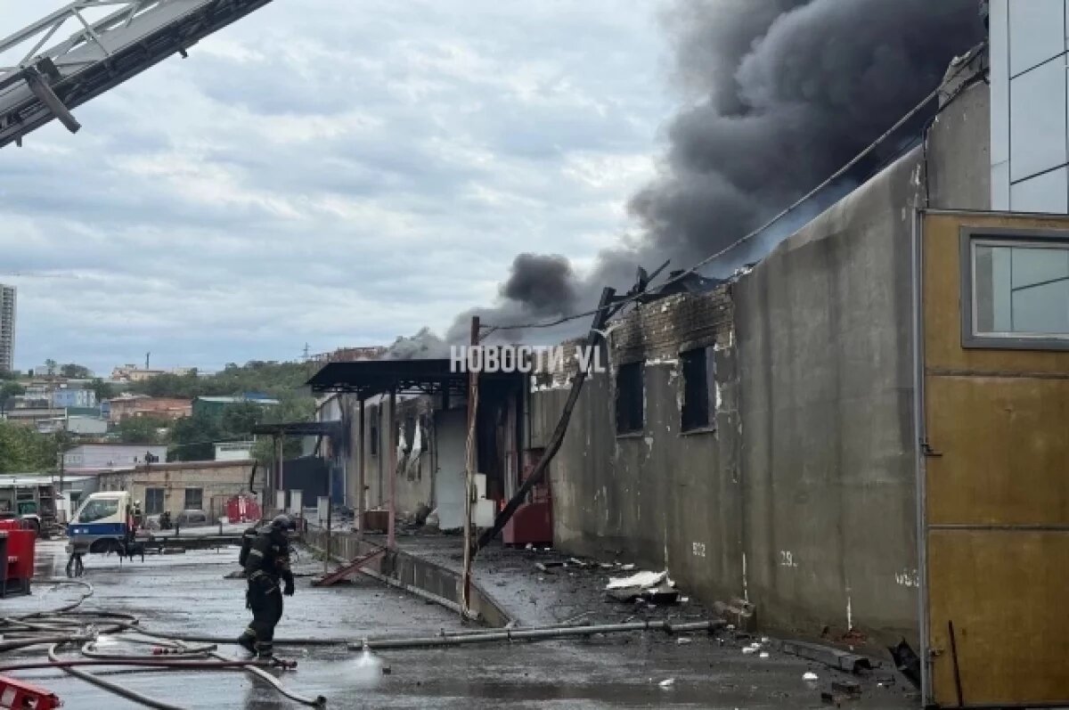    Огнеборцы МЧС России проводят тушение пожара на площади около 1000 квадратов, произошло частичное обрушение кровли