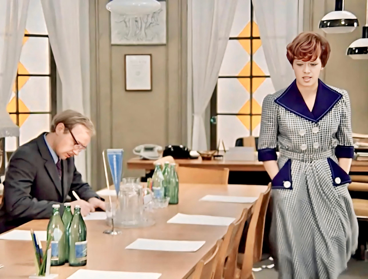 Алиса Фрейндлих — вампир-единичка. В фильме она играет мымру-начальницу. Ей важны дисциплина, результат, дистанция с подчинёнными…