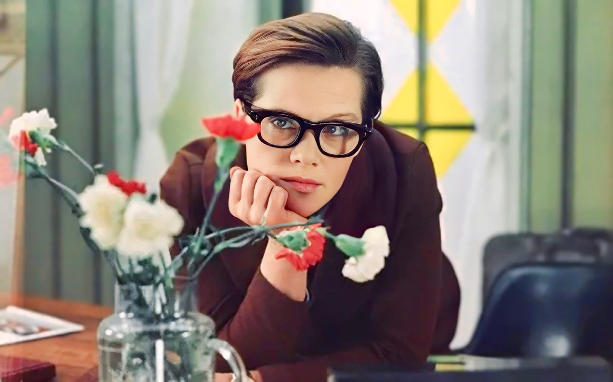 На месте фото Алисы Френдлих могли быть фотографии Стива Джобса. Он тоже был вампиром-единичкой, сумел построить свою империю, но успел её и потерять… 