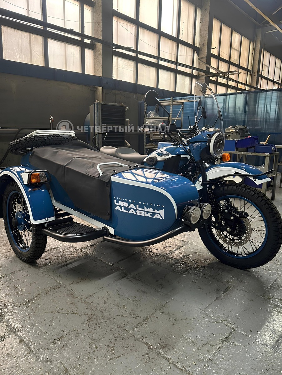    На коляске – графическое изображение названия спецверсии