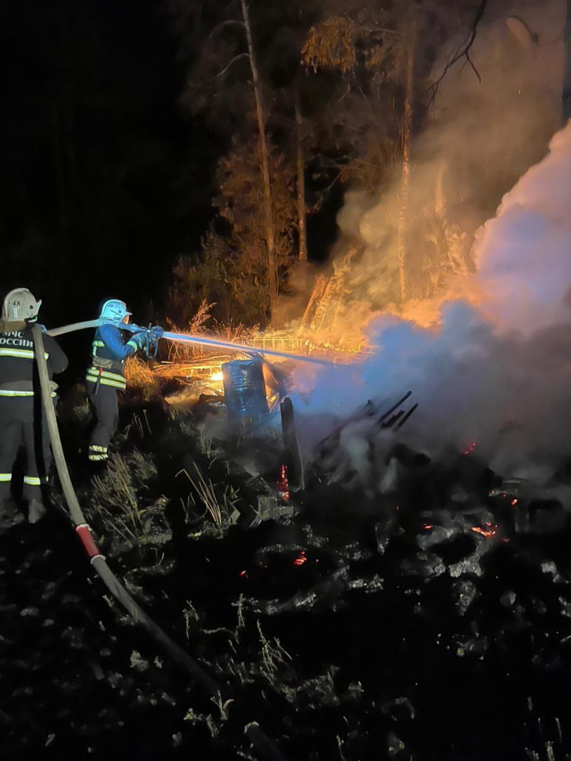    Бочки с неизвестной жидкостью вынесли из горевшего здания в Карелии Госкомитет Карелии по безопасности