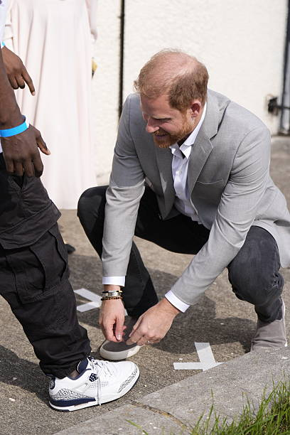 Принц завязывает шнурки какому - то парню, в Ноттингеме. 