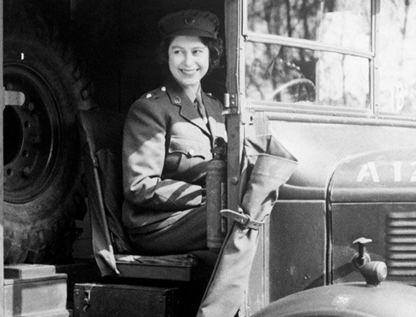 Юная Елизавета Вторая за рулём грузовика. 