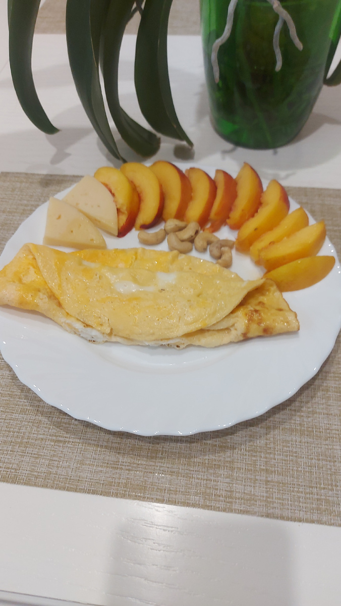 Последнее время полюбила белую посуду. Никаких рисунков. Сейчас подкупаю весь набор что продается в магазинах. 