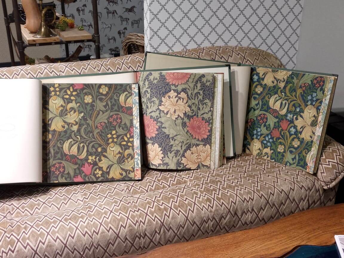 Эта фотография была сделана даже не для истории, а для размышления о рисунке обоев "на следующий день", когда эмоции от похода по магазинам схлынут