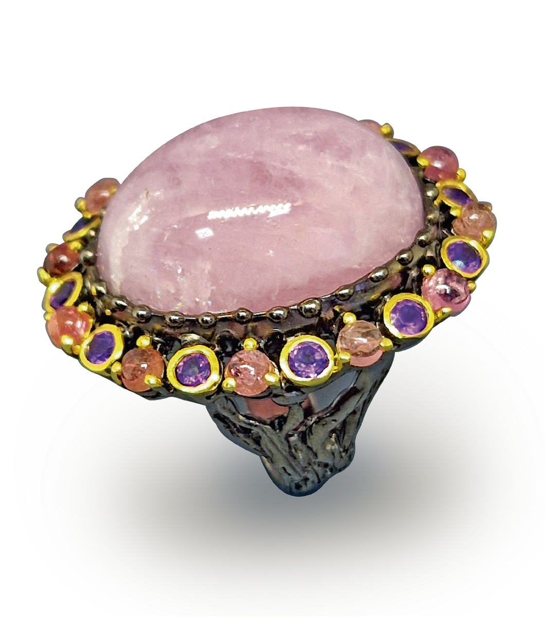 У розового кварца – особая миссия, этот минерал помогает встретить любовь, сохранить чувства и семью, примиряет и подсказывает, как восстановить отношения.