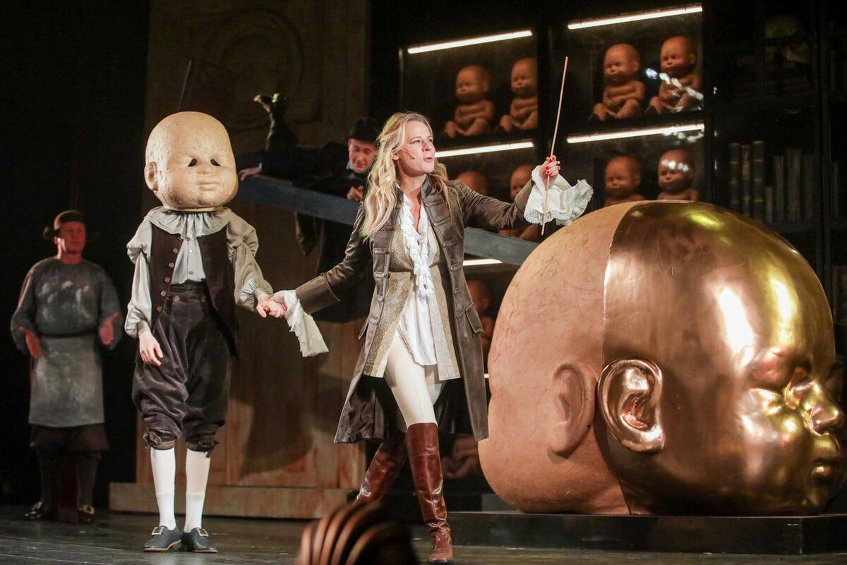 Александра Ребёнок ведёт новорождённого Мольера в театральное бессмертие. @Артур Новосильцев / Агентство Москва