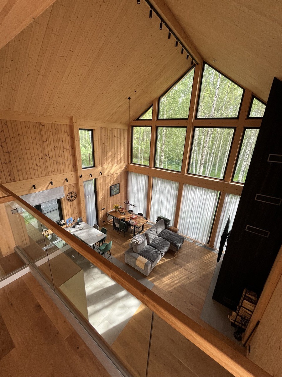 Вид на второй свет со второго этажа загородного дома NATURI