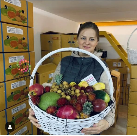 Но не только состоятельные люди — бывает, офисные сотрудники складываются и заказывают начальнику вот такую корзину фруктов на день рождения.  