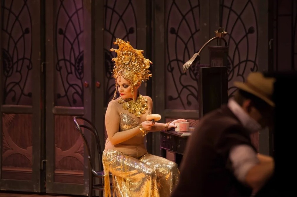 Народная артистка России Лариса Долина в образе Маты Хари. Спектакль "Любовь и шпионаж". Фото из моего архива