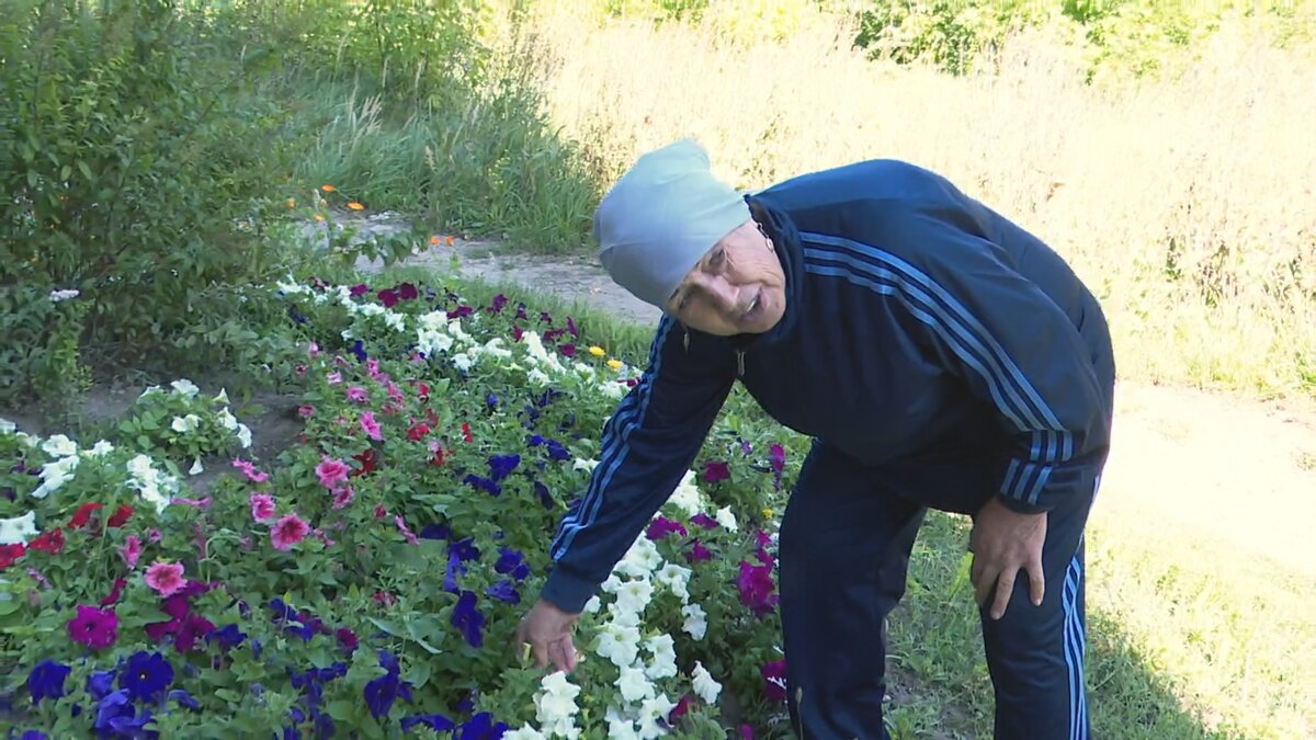 Уже с 1983 года каждую осень она подготавливает клумбы для будущих цветников: собирает листья, закрывает землёй.