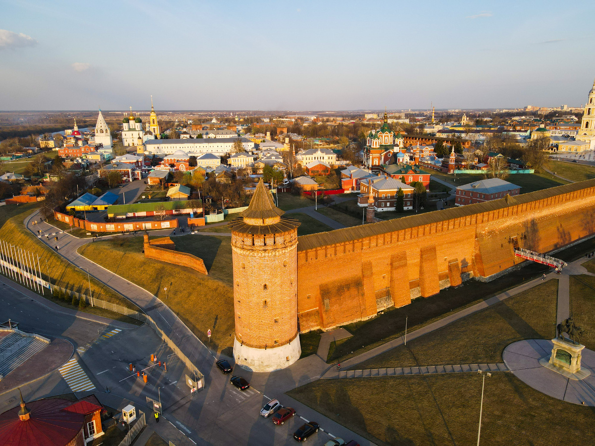 Коломенская башня, более известная как "Маринкина", по имени Марины Мнишек. Жена Лжедмитрия I (а позже Лжедмитрия II) активно участвовала во всех основных событиях Смутного времени, за что, собственно и была заточена в эту башню. Здесь же и отдала богу душу. Причем трактования тех событий весьма разнообразны. По официальной версии, царица "умерла с тоски по своей воле". По другим источникам изменщицу повесили, а тело утопили. И наконец самая интересная версия, что она "обернулась вороной" и вылетела из темницы. 