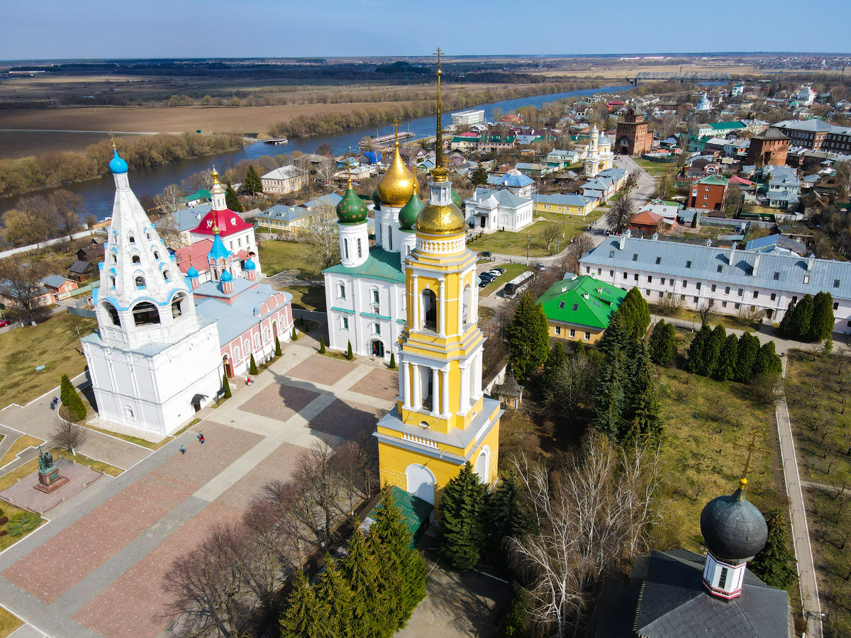 Соборная площадь, находящаяся в центре Коломенского Кремля, является старейшей в Коломне. Через площадь проходит главная улица Кремля — улица Лазарева