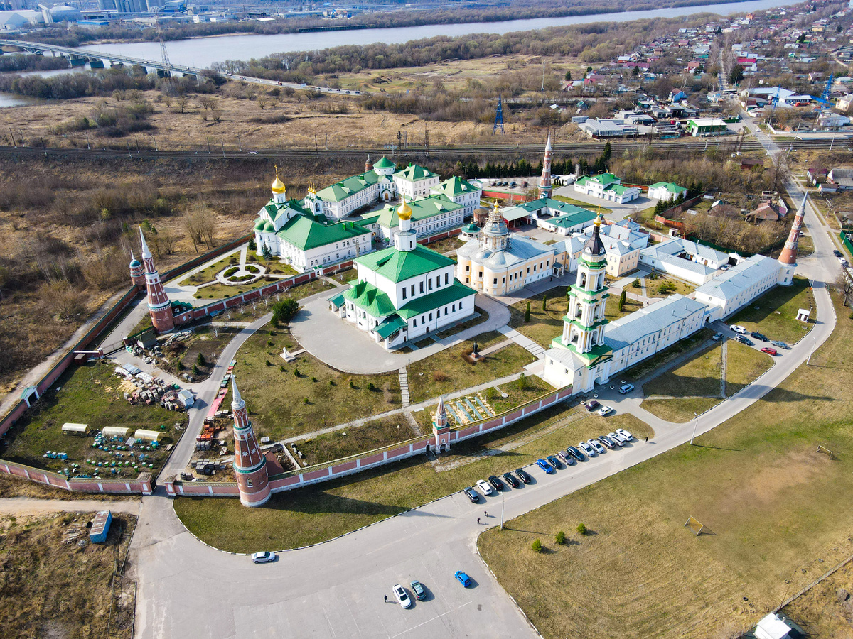 Старо-Голутвин монастырь. Год основания 1385 и  связывают его с обетом, данным благоверным князем Димитрием Донским перед Куликовской битвой