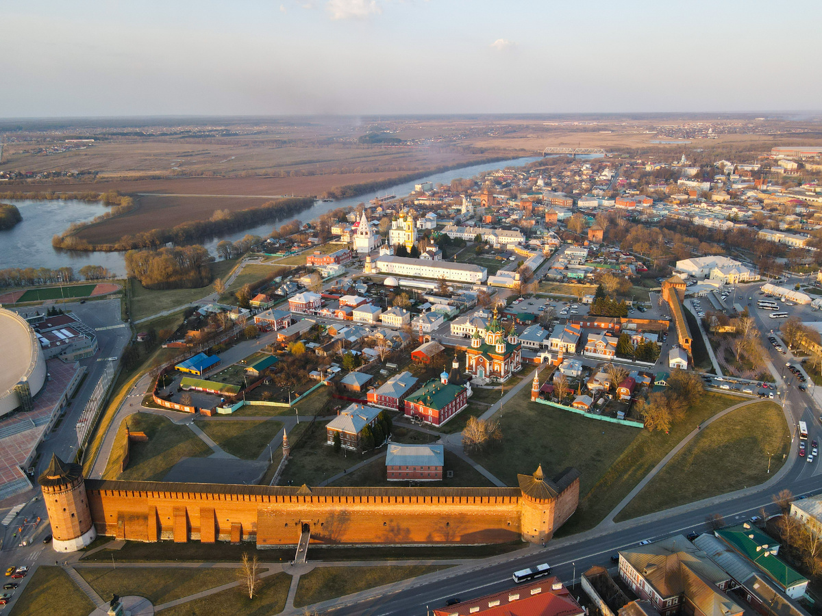 Коломенский кремль — одна из самых больших и мощных крепостей своего времени, но до наших дней сохранились только 7 башен (из 16) и 2 участка стены.