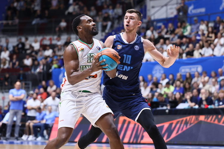    Дешон Пьер (слева)и Андрей Мартюк / фото: unics.ru