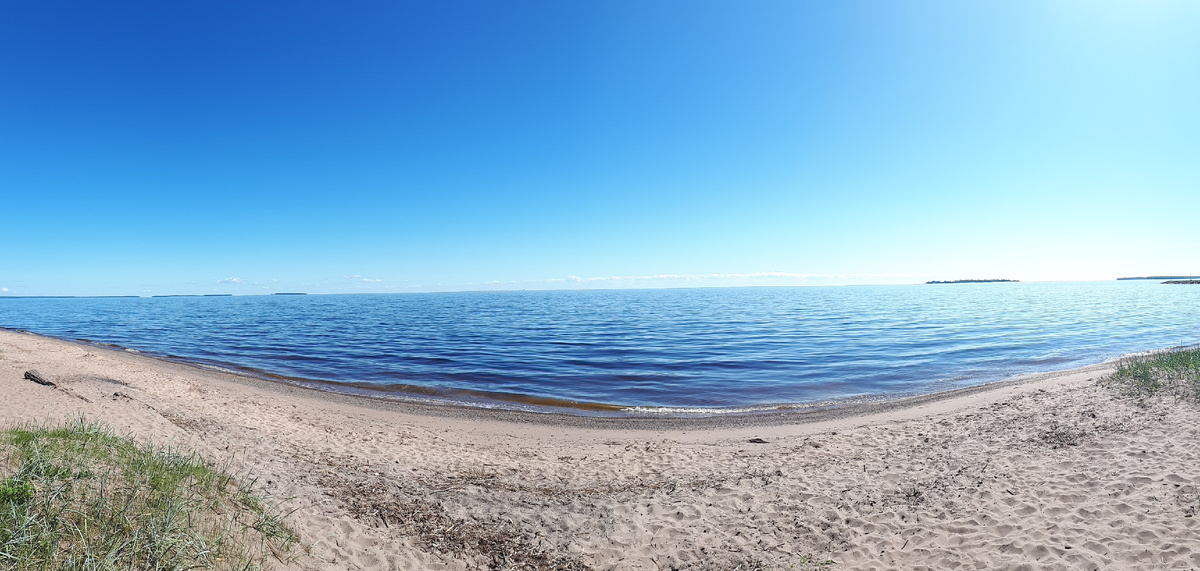 Можно сюда, чтобы взбодриться в жаркий день в водах обычно нежаркого Онежского озера)