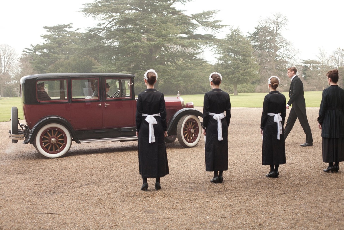    Среди лотов – семейный автомобиль Кроули – вишневый Sunbeam 1925 года