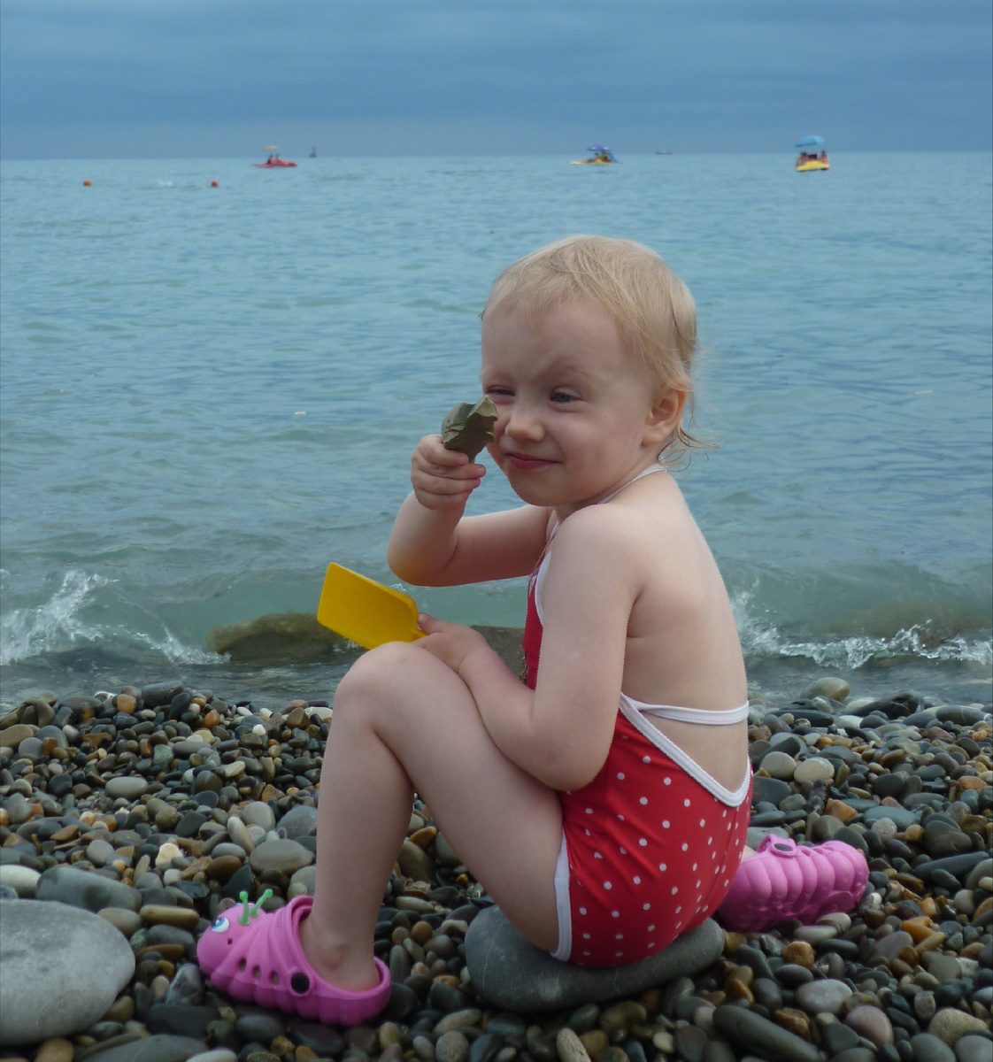 Девочка Маша и море...